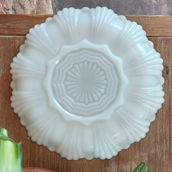 Vintage Anchor Hocking Gold Rimmed Milk Glass Deviled Egg / Oyster Dish 🏆 - Picture 8 of 9